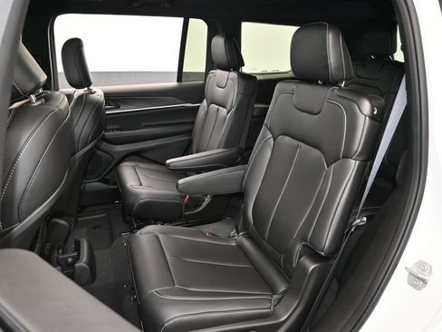 Used 2025 Jeep Grand Cherokee L Limited RWD image 27