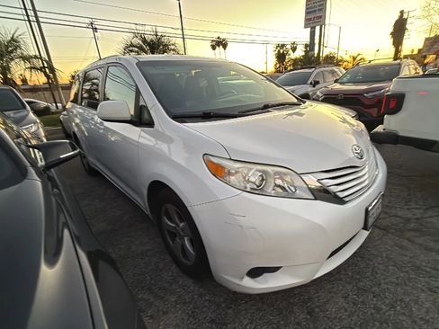 Used 2015 Toyota Sienna LE image 2