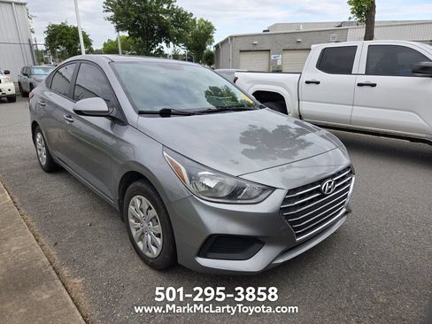 Used 2022 Hyundai Accent SE FWD image 2