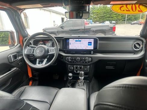 Used 2025 Jeep Wrangler Unlimited Sahara AWD/4WD image 2