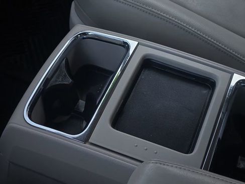 Used 2015 Chrysler Town & Country Touring image 23