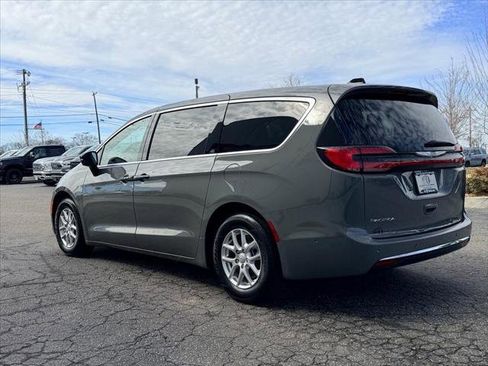 Certified 2025 Chrysler Pacifica Select image 5