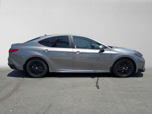Used 2025 Toyota Camry SE FWD image 2