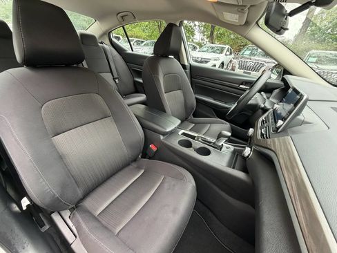 Used 2025 Nissan Altima 2.5 SV FWD image 9