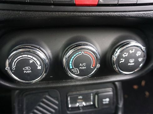 Used 2015 Jeep Renegade Latitude image 9