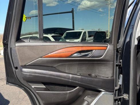 Used 2016 Cadillac Escalade Luxury image 16