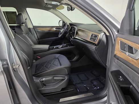 Used 2025 Volkswagen Atlas SE image 30