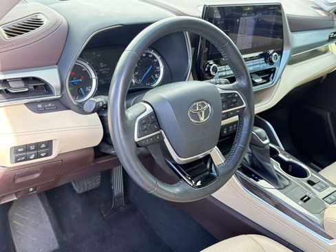 Used 2022 Toyota Highlander Platinum image 4