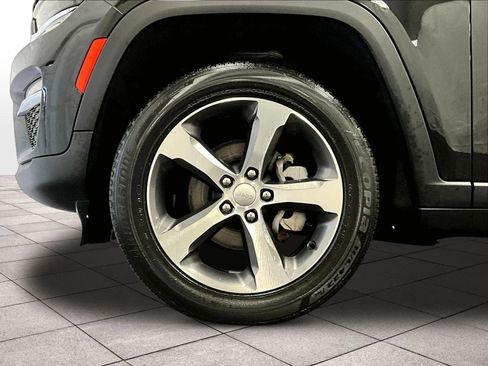 Used 2023 Jeep Grand Cherokee Limited image 8