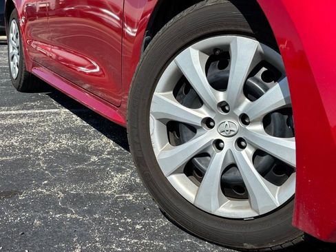 Used 2020 Toyota Corolla LE image 2