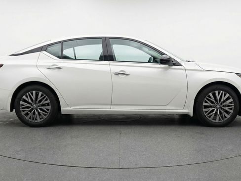 Used 2025 Nissan Altima 2.5 SV image 11