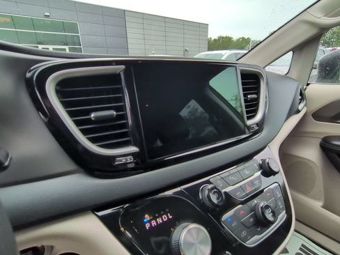 Used 2023 Chrysler Pacifica Touring-L FWD image 24