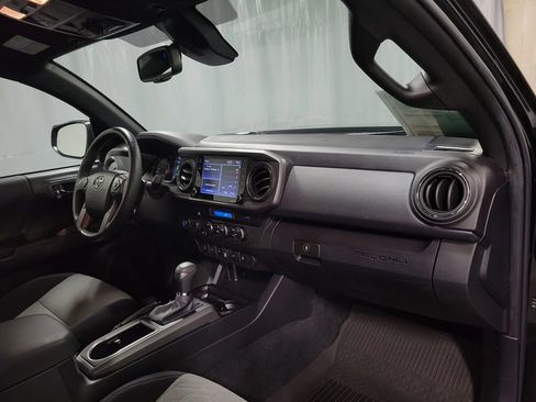 Used 2022 Toyota Tacoma TRD Off-Road w/ Technology Package image 25
