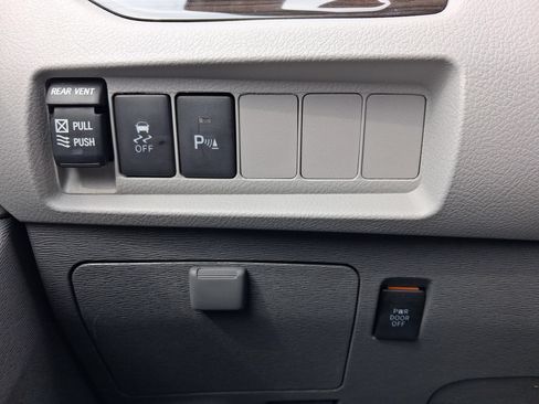 Used 2020 Toyota Sienna XLE Premium AWD/4WD image 20