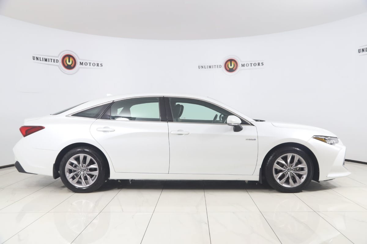 Used 2019 Toyota Avalon XLE w/ Moonroof Package FWD image 2