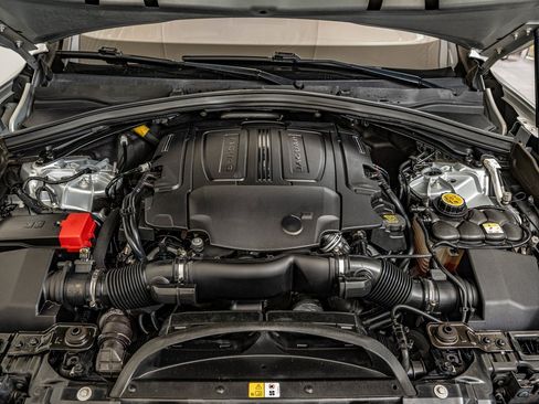 Used 2017 Jaguar F-PACE S image 38