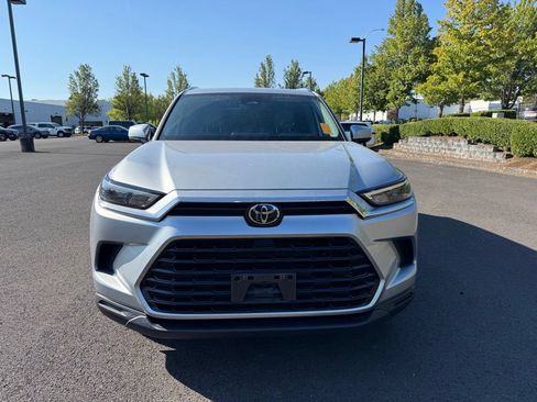 Used 2024 Toyota Grand Highlander AWD image 2