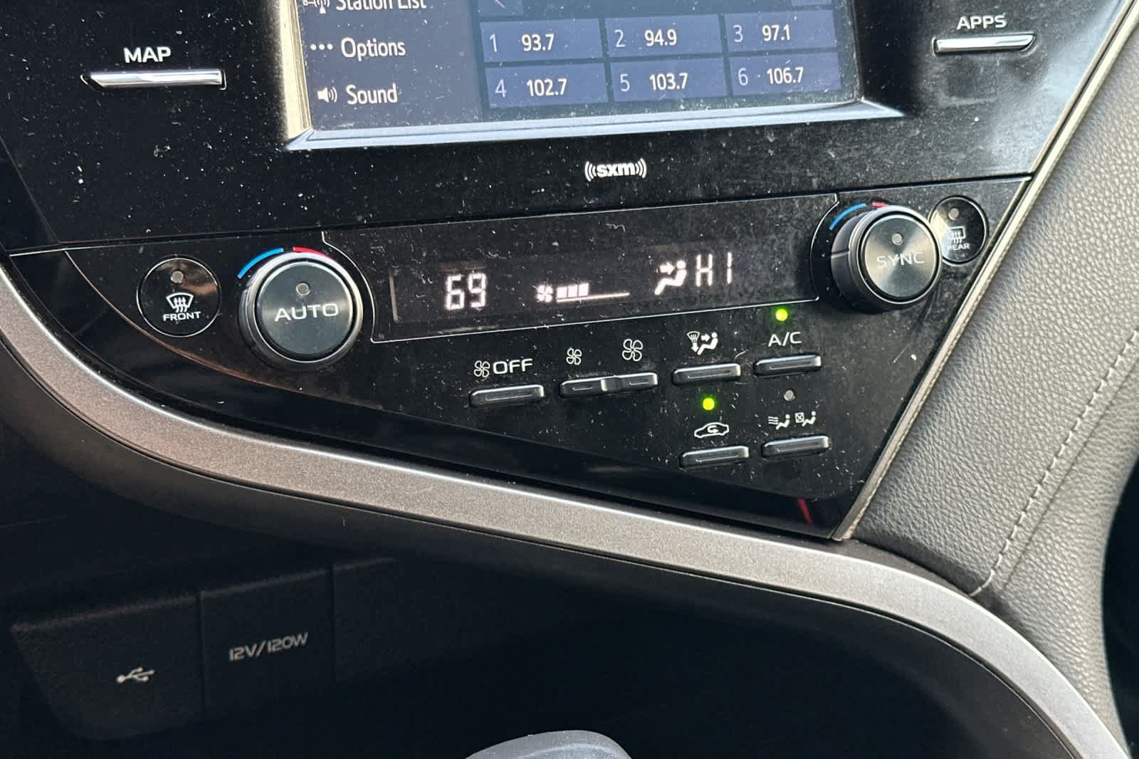 Used 2020 Toyota Camry SE FWD image 21