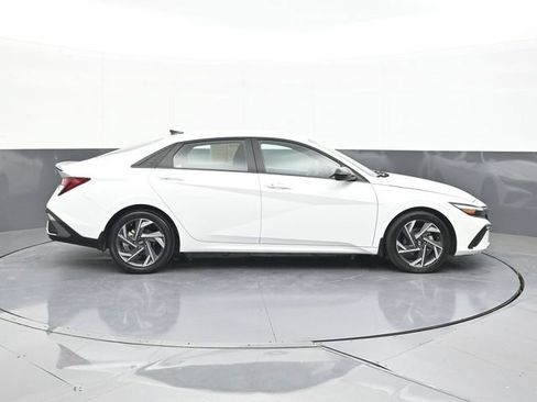 Used 2025 Hyundai Elantra Sport FWD image 17