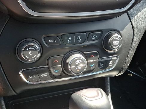 Used 2021 Jeep Cherokee Latitude Lux w/ Comfort/Convenience Group AWD/4WD image 15