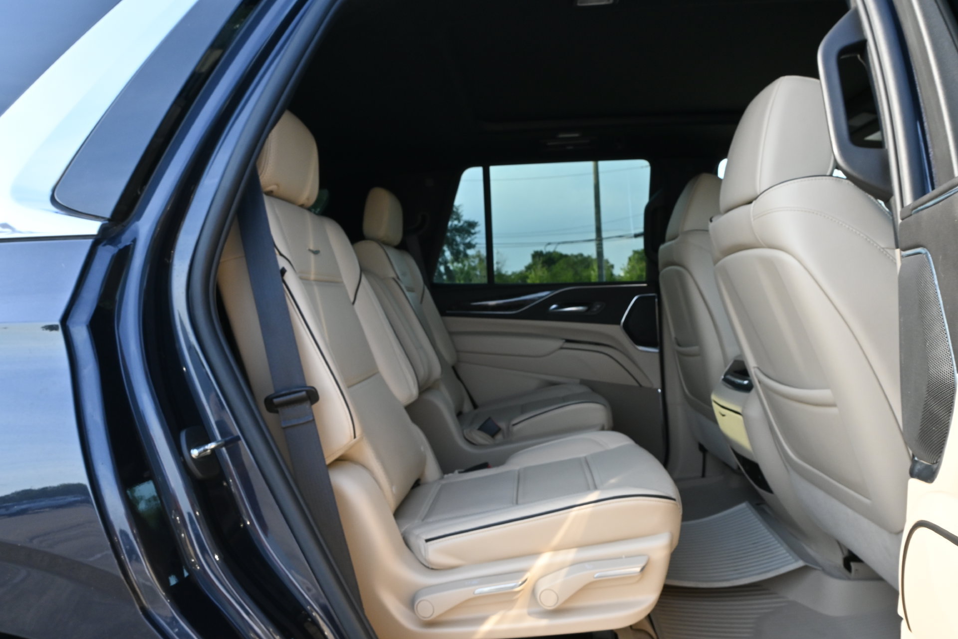 Certified 2023 Cadillac Escalade Premium Luxury w/ Performance Package AWD/4WD image 22