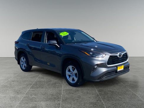 Used 2024 Toyota Highlander LE AWD/4WD image 7