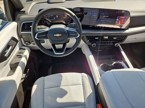 New 2025 Chevrolet Suburban Premier image 9