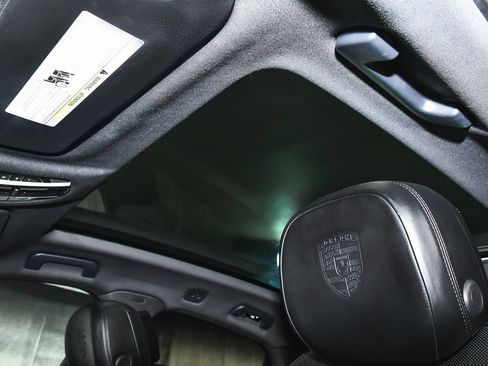 Used 2022 Porsche Cayenne Platinum Edition image 54