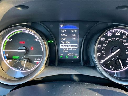 Used 2021 Toyota Camry SE w/ Cold Weather Package FWD image 19