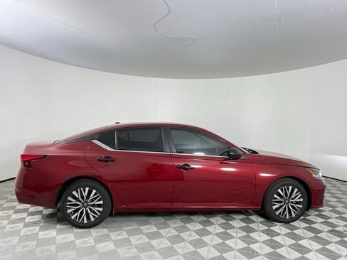 Used 2025 Nissan Altima 2.5 SV FWD image 4