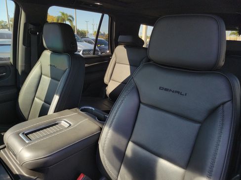 Used 2021 GMC Yukon Denali w/ Denali Premium Package image 27