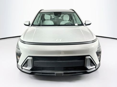 Used 2025 Hyundai Kona SEL FWD image 2