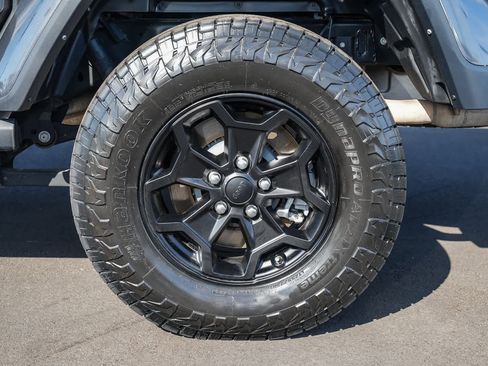 Used 2023 Jeep Gladiator Sport image 10