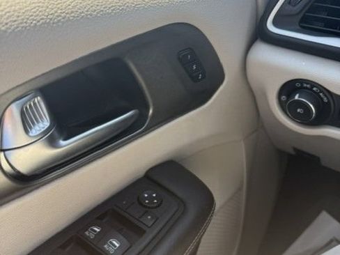 Used 2024 Chrysler Pacifica Touring-L FWD image 8