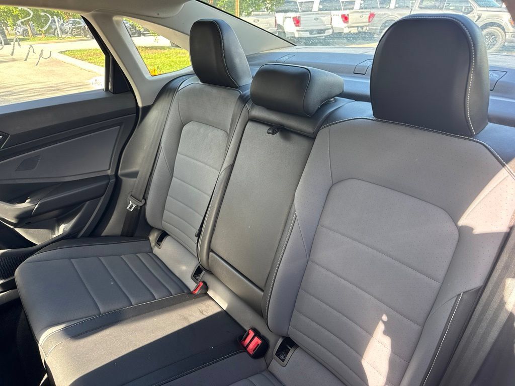 Used 2025 Volkswagen Jetta SE FWD image 11