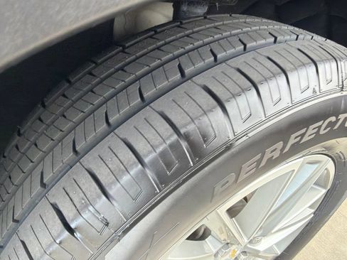 Used 2023 Chevrolet Traverse LT FWD image 11