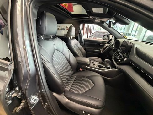Used 2025 Toyota Highlander XSE AWD/4WD image 38