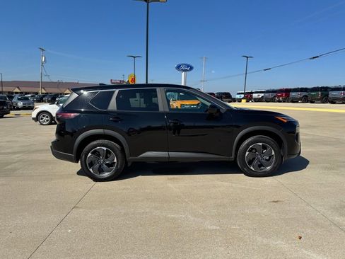 Used 2024 Nissan Rogue SV image 4