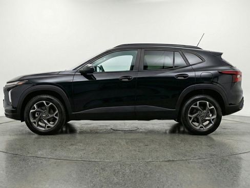 Used 2025 Chevrolet Trax LT w/ LT Convenience Package image 5