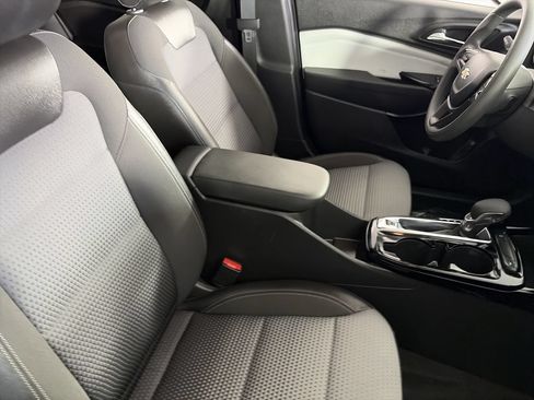 Used 2025 Chevrolet Trax LT FWD image 24