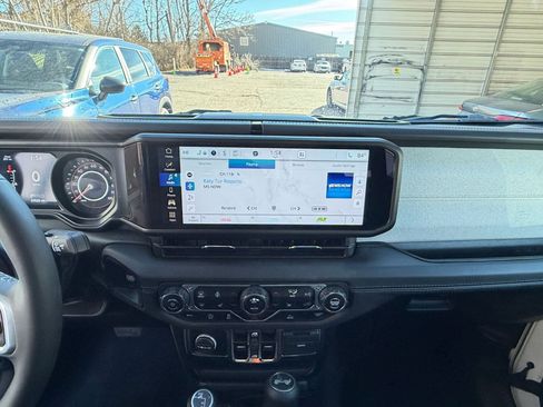 Used 2025 Jeep Wrangler Sahara image 21