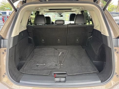 Used 2025 Nissan Rogue SV w/ SV Premium Package image 32
