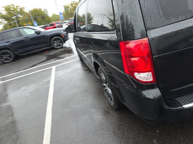 Used 2016 Dodge Grand Caravan R/T w/ Driver Convenience Group FWD image 8