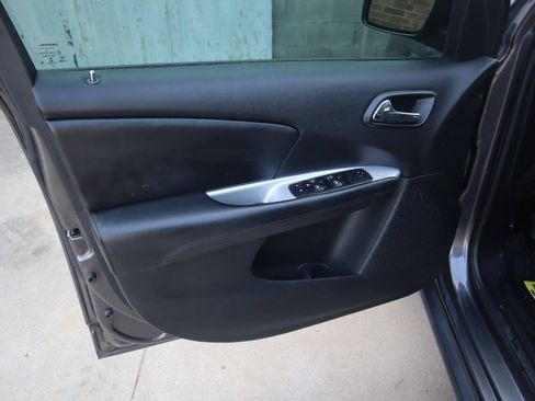 Used 2020 Dodge Journey SE w/ Blacktop Package FWD image 23