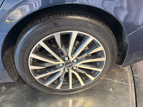 Used 2017 Lincoln Continental Select image 8