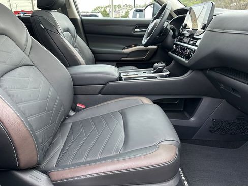 Used 2024 Nissan Pathfinder Platinum image 42