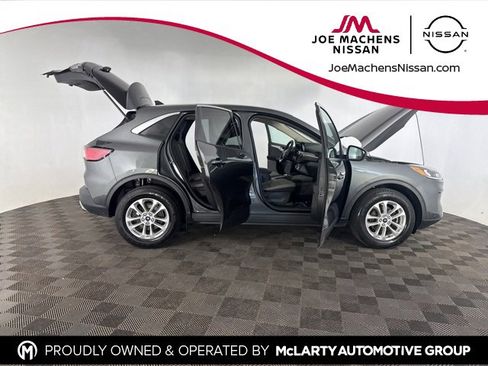 Used 2020 Ford Escape SE image 13