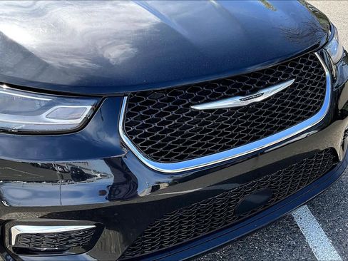 Used 2024 Chrysler Pacifica Touring-L image 29