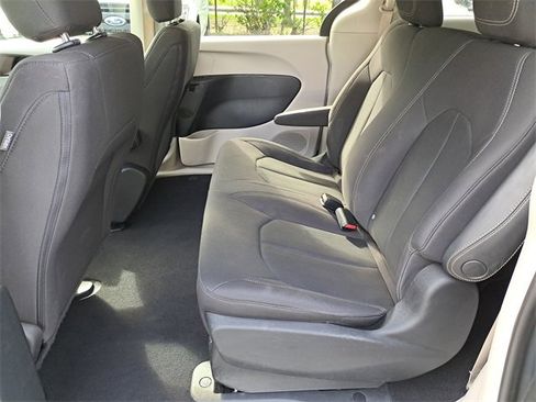 Used 2020 Chrysler Voyager L image 11