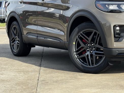 New 2026 Ford Explorer ST-Line w/ ST-Line Street Pack image 3
